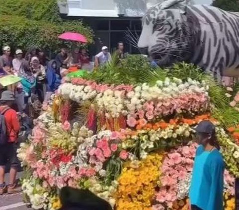 Semarak Festival Bunga Bandungan, Tradisi Budaya dan Bagi-Bagi Bunga Gratis Ala Masyarakat di Lereng Gunung Ungaran