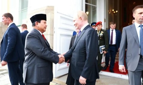 Dua Momen Akrab Prabowo Genggam Erat Tangan Presiden Putin, Berjalan Gagah Dikawal Mayor Teddy