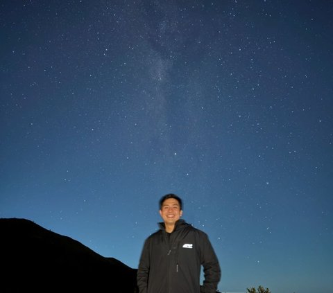 7 Potret Jerome Polin saat Naik ke Gunung Merbabu, Takjub Melihat Keindahan 'Milky Way'