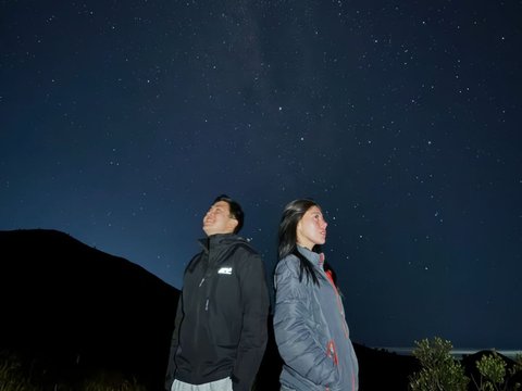 7 Potret Jerome Polin saat Naik ke Gunung Merbabu, Takjub Melihat Keindahan 'Milky Way'