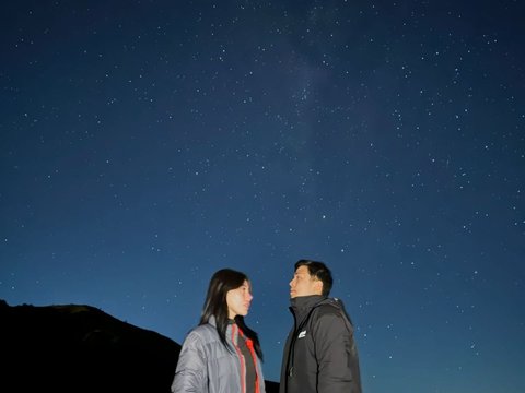 7 Potret Jerome Polin saat Naik ke Gunung Merbabu, Takjub Melihat Keindahan 'Milky Way'