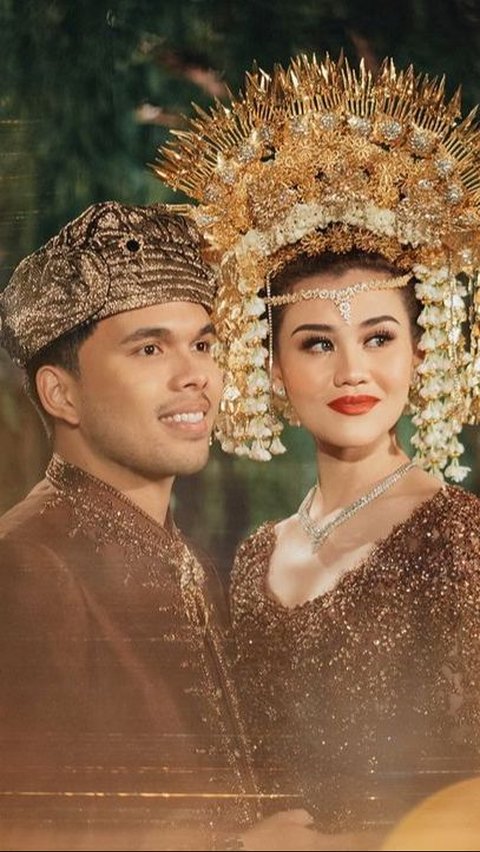 Portrait of Thariq Halilintar and Aaliyah Massaid Visiting the Grave of Adjie Massaid After Marriage.