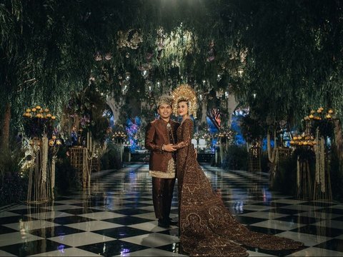 Portrait of Thariq Halilintar and Aaliyah Massaid Visiting the Grave of Adjie Massaid After Marriage