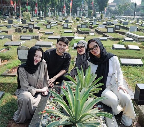 Portrait of Thariq Halilintar and Aaliyah Massaid Visiting the Grave of Adjie Massaid After Marriage