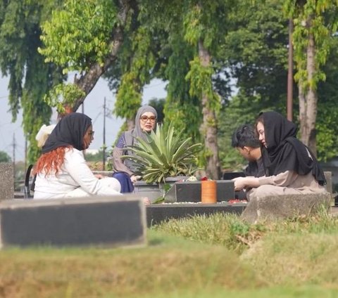 Portrait of Thariq Halilintar and Aaliyah Massaid Visiting the Grave of Adjie Massaid After Marriage