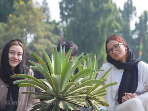 Portrait of Thariq Halilintar and Aaliyah Massaid Visiting the Grave of Adjie Massaid After Marriage