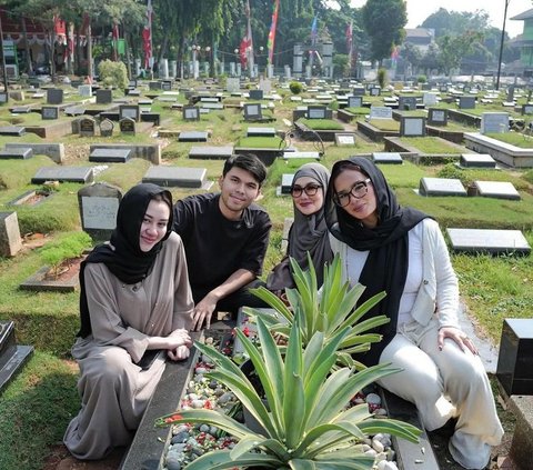 Portrait of Thariq Halilintar and Aaliyah Massaid Visiting the Grave of Adjie Massaid After Marriage