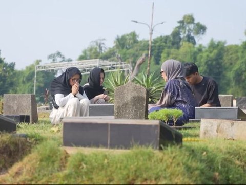 Portrait of Thariq Halilintar and Aaliyah Massaid Visiting the Grave of Adjie Massaid After Marriage