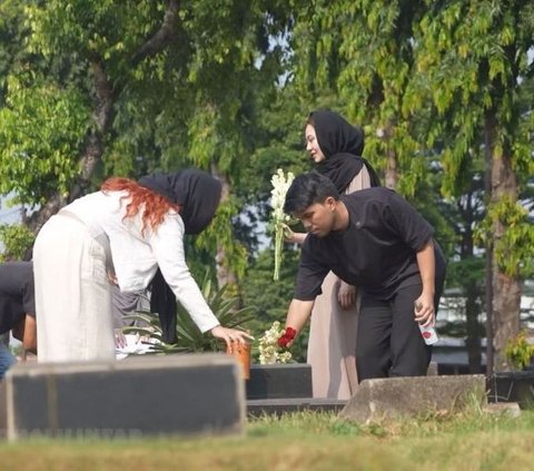 Portrait of Thariq Halilintar and Aaliyah Massaid Visiting the Grave of Adjie Massaid After Marriage