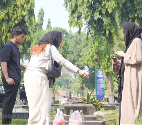 Portrait of Thariq Halilintar and Aaliyah Massaid Visiting the Grave of Adjie Massaid After Marriage