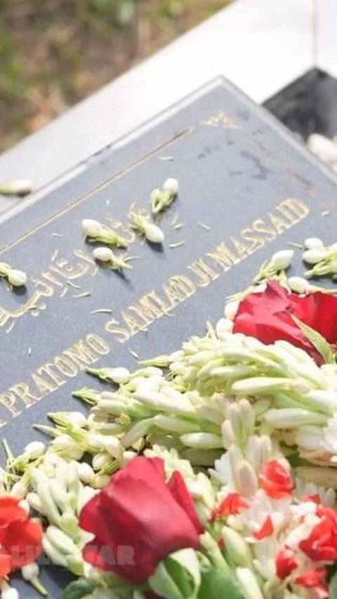 Portrait of Thariq Halilintar and Aaliyah Massaid Visiting the Grave of Adjie Massaid After Marriage