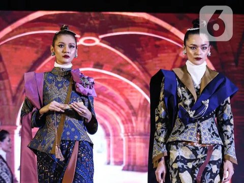 FOTO: Aksi Catwalk Istri Bupati Trenggalek Novita Hardini Peragakan Busana Karya Deden Siswanto