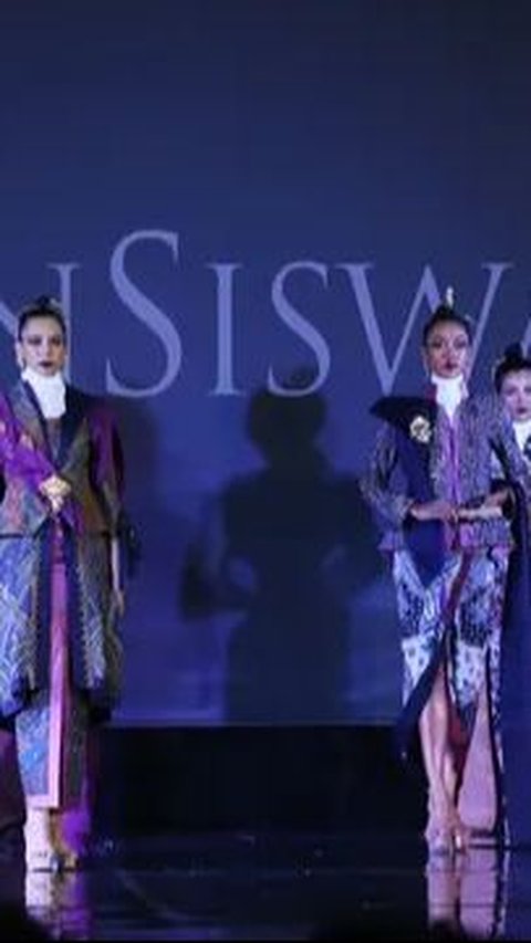 FOTO: Aksi Catwalk Istri Bupati Trenggalek Novita Hardini Peragakan Busana Karya Deden Siswanto