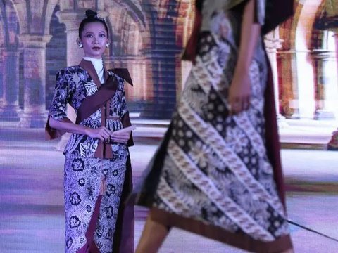 FOTO: Aksi Catwalk Istri Bupati Trenggalek Novita Hardini Peragakan Busana Karya Deden Siswanto