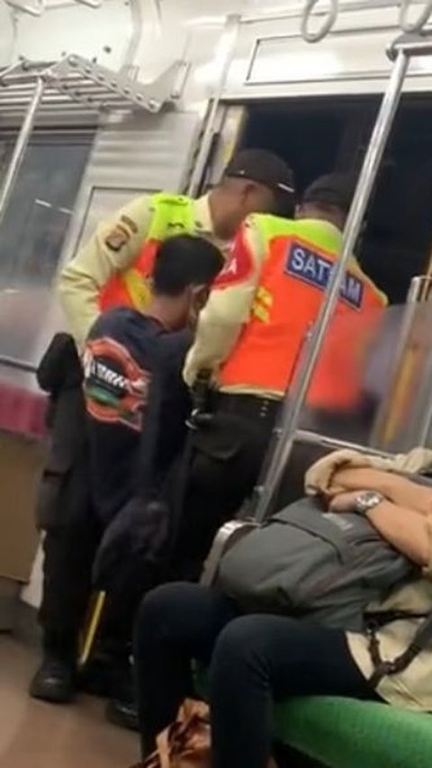 Aksi Sigap Security KRL Bantu Gendong Penumpang yang Baru Kecelakaan Ini Viral, Tuai Pujian<br>