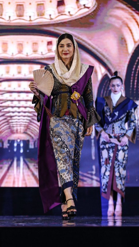 Novita Hardini berkesempatan memperagakan busana rancangannya Deden Siswanto. Dengan parasnya yang cantik dan rupawan, aksinya di catwalk menjadi pusat perhatian.