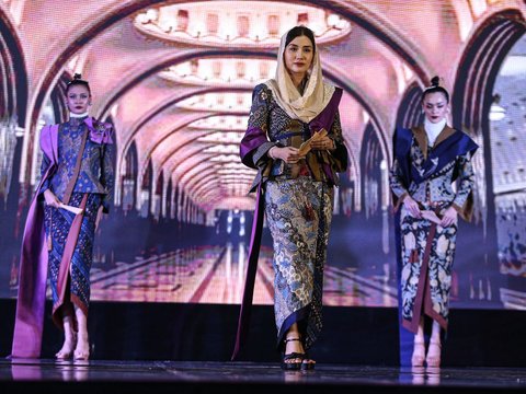 FOTO: Aksi Catwalk Istri Bupati Trenggalek Novita Hardini Peragakan Busana Karya Deden Siswanto