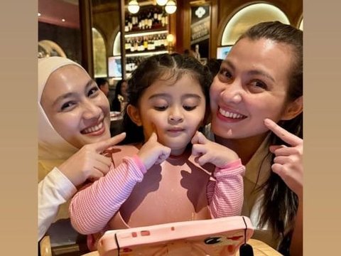 Potret Terbaru Guzel Anak Margin Wieheerm yang Sudah Jago Berpose di Depan Kamera Bak Model, Gayanya Gemesin Banget!