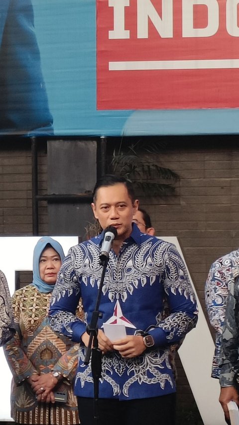 Menteri AHY Jalan-jalan Malam Mingguan Bareng Istri & Anak, Penampilan Aira Ramai jadi Sorotan