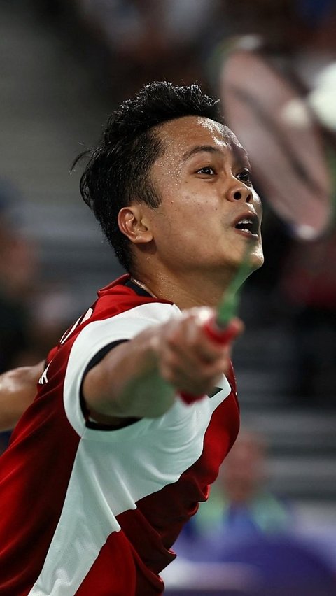 Anthony Ginting harus menelan pil pahit setelah kalah dari Toma Junior Popov dalam duel sengit penentuan juara grup sekaligus tiket menuju babak 16 besar Olimpiade Paris 2024. Foto: REUTERS / Ann Wang<br>