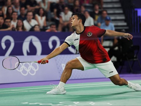 FOTO: Tersingkir dari Olimpiade 2024, Ini Penampilan Sengit Anthony Ginting Saat Lawan Wakil Prancis Sampai Gim Ketiga