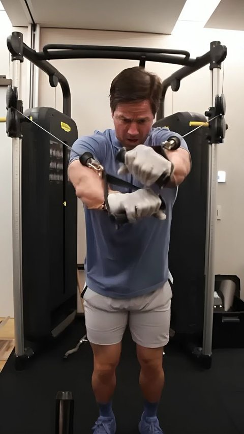 Ritual Sixpack Handsome Actor Mark Wahlberg, Workout Jam 2 in the Morning! Want to Join?