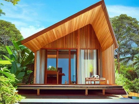 Rumah Kayu dengan Atap Miring dan Kolam Renang