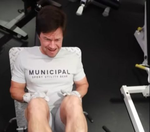 The Sixpack Ritual of Handsome Actor Mark Wahlberg, Workout at 2 AM! Want to Join?