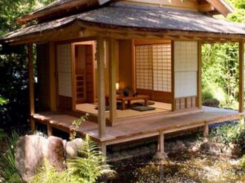 Desain Rumah Kayu dengan Atap Miring Ala Jepang