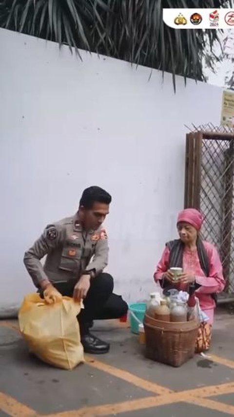 Momen Perwira Polisi Mendadak 'Cegat' Ibu Tukang Jamu, Usai Ngobrol Tindakannya Bikin Kaget <br>