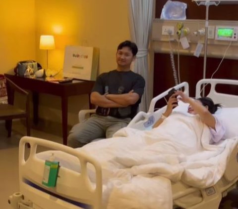 10 Photos of the Moments Before Angga Wijaya's Wife Gives Birth