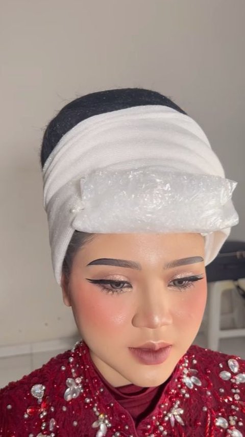 Using Bubble Wrap, A Unique Way for Makeup Artists to Support Bridal Head Accessories to Keep Them Lightweight