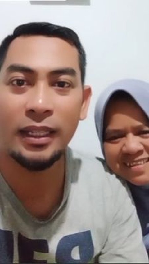 At that time, the owner of the TikTok account @oltha_mc was still working as a guard at an Islamic bookstore. He fell in love at first sight with Nurhidayah, who worked in a community organization on the floor above the store.