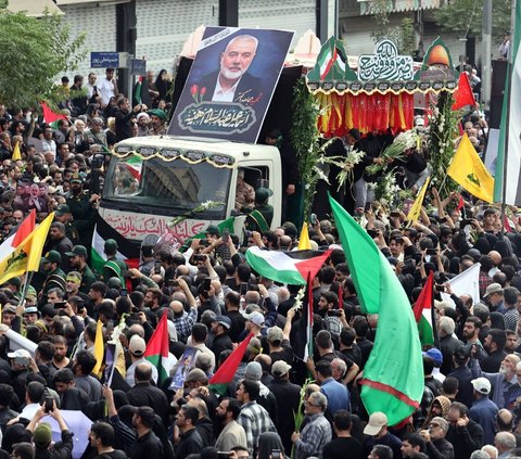 Ribuan warga memadati prosesi pemakaman pemimpin Hamas, Ismail Haniyeh di Teheran, Irak, pasa Kamis (1/8/2024). Iran menggelar prosesi pemakaman dengan seruan balas dendam setelah kepala politik Hamas Ismail Haniyeh terbunuh di Teheran dalam serangan yang dituduhkan kepada Israel. Foto: AFP