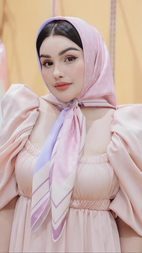 10 Potret Nurah Syahfirah Tampil Pakai Scarf, Pesona Cantiknya Kayak Barbie Banget!