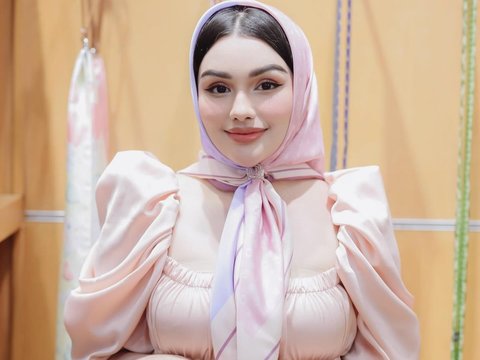 10 Potret Nurah Syahfirah Tampil Pakai Scarf, Pesona Cantiknya Kayak Barbie Banget!