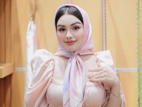 10 Potret Nurah Syahfirah Tampil Pakai Scarf, Pesona Cantiknya Kayak Barbie Banget!