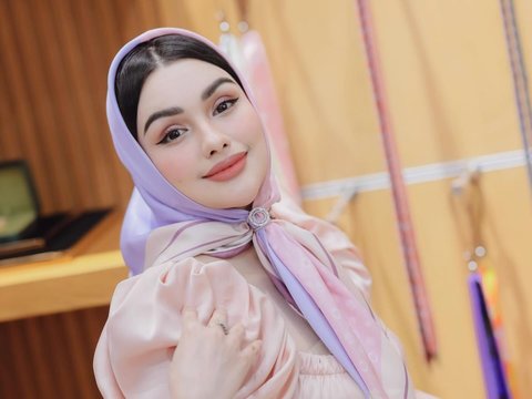 10 Potret Nurah Syahfirah Tampil Pakai Scarf, Pesona Cantiknya Kayak Barbie Banget!