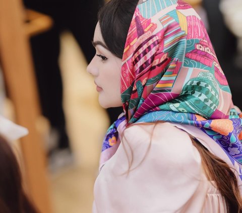 10 Potret Nurah Syahfirah Tampil Pakai Scarf, Pesona Cantiknya Kayak Barbie Banget!