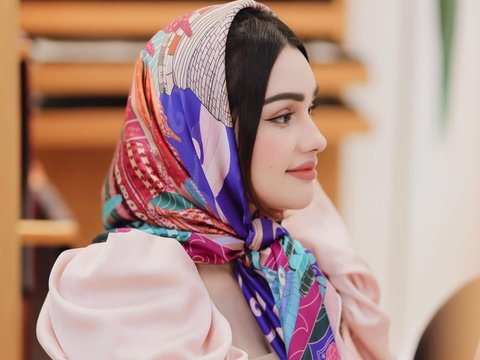 10 Potret Nurah Syahfirah Tampil Pakai Scarf, Pesona Cantiknya Kayak Barbie Banget!