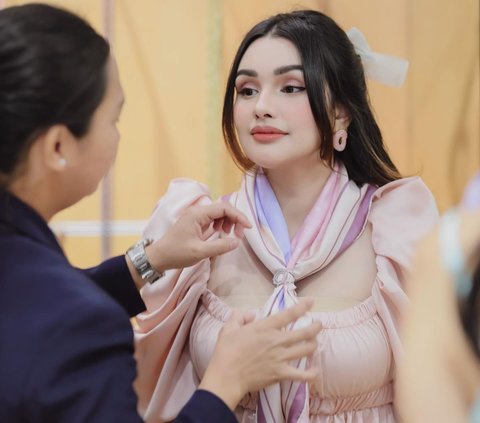 10 Potret Nurah Syahfirah Tampil Pakai Scarf, Pesona Cantiknya Kayak Barbie Banget!