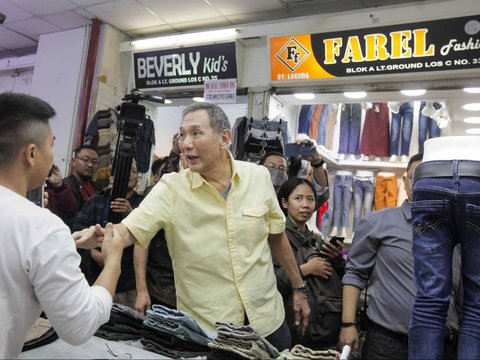 FOTO: Blusukan ke Tanah Abang, Jusuf Hamka Sapa Warga, Belanja hingga Makan di Pasar