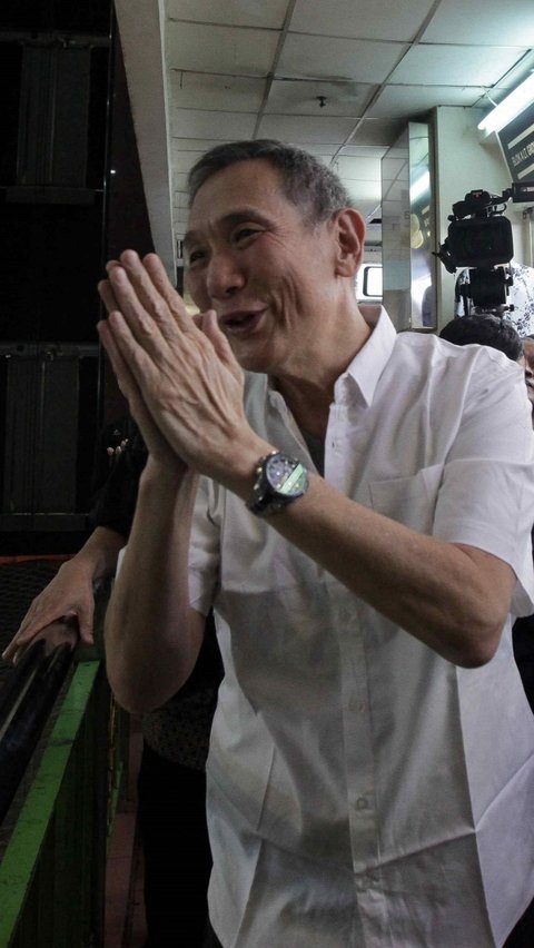 Jusuf Hamka berjalan menyusuri lorong-lorong pasar dan memeriksa kondisi dan fasilitas yang ada.  Foto: Liputan6.com / Herman Zakharia