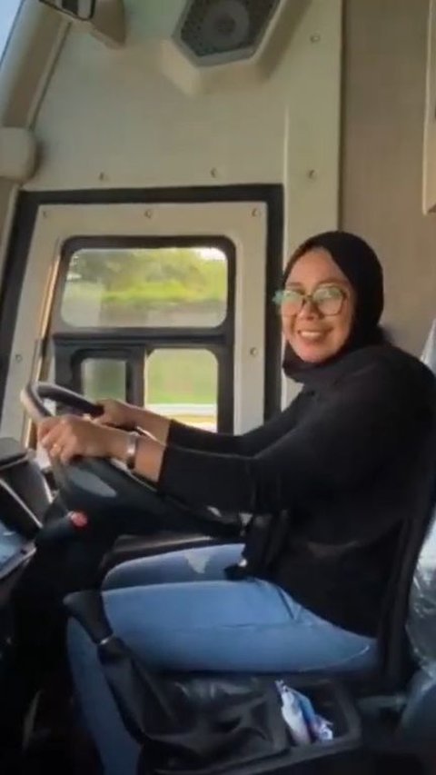 Kenalan dengan Silvia Mahlina Ibu Tiga Anak di Balik Kemudi Bus Jakarta – Padang, Belajar Mengemudi Truk saat SMA