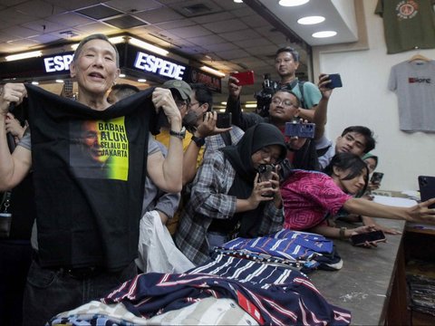 FOTO: Blusukan ke Tanah Abang, Jusuf Hamka Sapa Warga, Belanja hingga Makan di Pasar