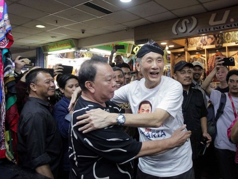 FOTO: Blusukan ke Tanah Abang, Jusuf Hamka Sapa Warga, Belanja hingga Makan di Pasar