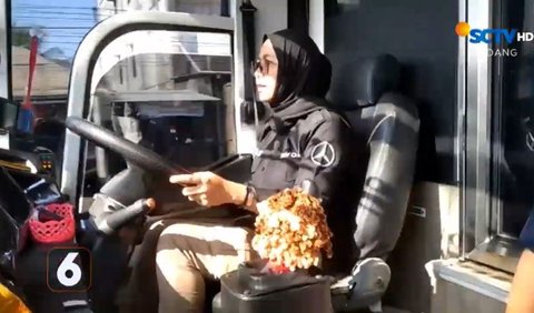 Satu-Satunya Perempuan Pengemudi Bus Jarak Jauh