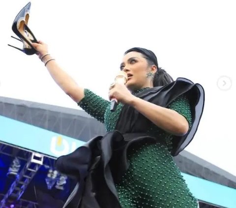 Krisdayanti Gives Her Luxury Shoes to the Audience While Performing, Curious About the Price?