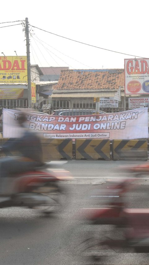 FOTO: Lewat Spanduk, Masyarakat Desak Pemerintah Tangkap dan Penjarakan Bandar Judi Online