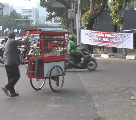 FOTO: Lewat Spanduk, Masyarakat Desak Pemerintah Tangkap dan Penjarakan Bandar Judi Online